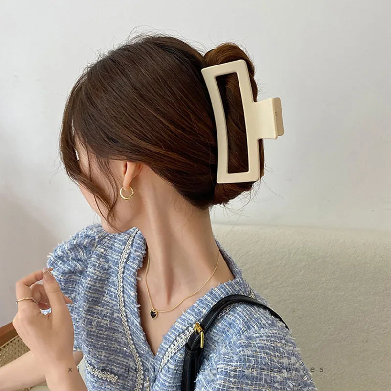 1pc Extra large 13cm hair size, shark clip, square clip, back of the